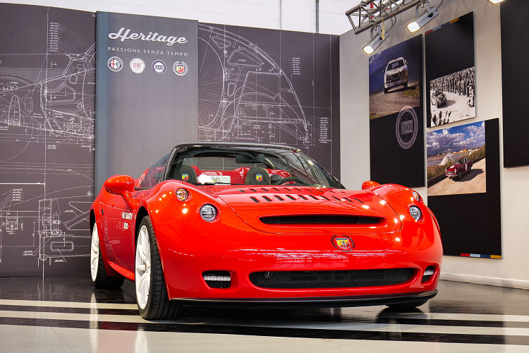 Abarth đang chế tạo 5 chiếc SP, được lấy cảm hứng từ một mẫu xe đua huyền thoại khác của thương hiệu, chiếc 1000 Sport Prototipo đời 1966. Xe được tái tạo dựa trên khung gầm và hộp số carbon của chiếc xe thể thao Alfa Romeo 4C.