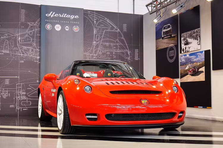 Abarth đang chế tạo 5 chiếc SP, được lấy cảm hứng từ một mẫu xe đua huyền thoại khác của thương hiệu, chiếc 1000 Sport Prototipo đời 1966. Xe được tái tạo dựa trên khung gầm và hộp số carbon của chiếc xe thể thao Alfa Romeo 4C.