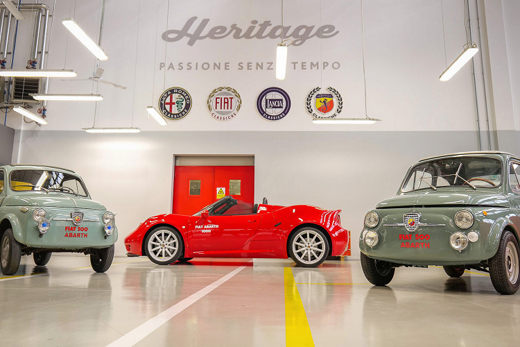 Là một chiếc xe mới hơn, chiếc xe này không còn thiết kế cửa mở ngược, bù lại xe vẫn sở hữu màu sơn xanh sương mù và mang đồ họa Fiat 500 Abarth huyền thoại, lưới tản nhiệt và huy hiệu Abarth, đèn chiếu sáng và tấm mui cứng thay thế mái bạt cuộn của chiếc xe cổ.