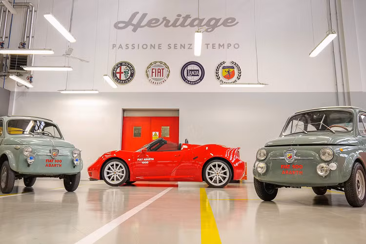 Là một chiếc xe mới hơn, chiếc xe này không còn thiết kế cửa mở ngược, bù lại xe vẫn sở hữu màu sơn xanh sương mù và mang đồ họa Fiat 500 Abarth huyền thoại, lưới tản nhiệt và huy hiệu Abarth, đèn chiếu sáng và tấm mui cứng thay thế mái bạt cuộn của chiếc xe cổ.