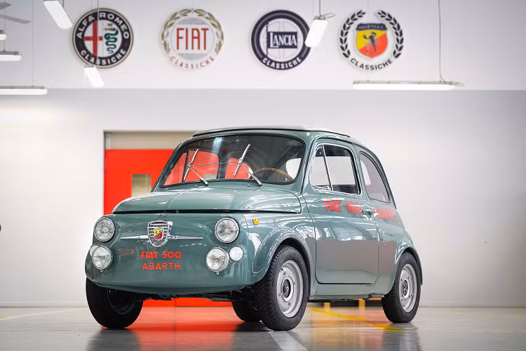 Được gọi là Abarth Classiche 500 Monza '58, chiếc xe kỷ niệm là sản phẩm được chế tạo dựa trên chiếc Fiat 500 đời 1970 nhưng được sửa đổi để trông giống chiếc Fiat 500 đầu tiên được điều chỉnh bởi Abarth, chiếc xe đã phá vỡ sáu kỷ lục về tốc độ và độ bền vào tháng 2/1958 tại nơi đây.