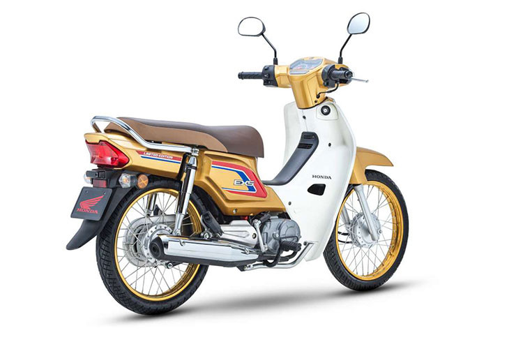 Đi kèm với màu sơn đặc biệt của phiên bản mới này, Honda cũng đã trang bị cho xe bộ tem mới đơn giản nhưng sang trọng và thể thao với hai màu đỏ và xanh ở hai bên thân xe, không kèm logo cánh chim như phiên bản trước đó.