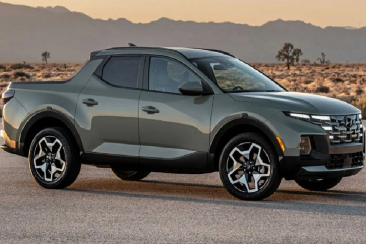 Cột A Santa Cruz tạo cảm giác gọn gàng và sắc sảo trong khi cột C được thiết kế dày bản và nhiều góc cạnh. Dàn mâm trên xe cũng gây ấn tượng mạnh với kích thước lớn, hoa văn 5 chấu bản to.