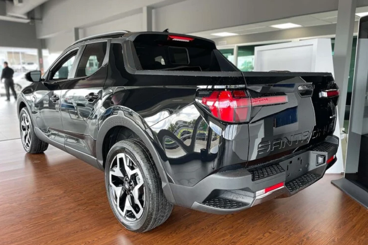 Sử dụng kết hợp với hộp số tự động ly hợp kép 8 cấp (DCT8) và hệ dẫn động bốn bánh (AWD), khả năng kéo tới 3.500 pound (1.588 kg). Mức giá xe Hyundai Santa Cruz 2022 được nhà sản xuất niêm yết tại thị trường Mỹ từ 23.990 USD (khoảng 550 triệu đồng).