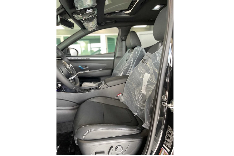 Xe được trang bị hệ thống an toàn tiêu chuẩn như: hỗ trợ tránh va chạm phía trước với tính năng phát hiện người đi bộ, hỗ trợ giữ làn đường và cảnh báo sự chú ý của người lái xe.