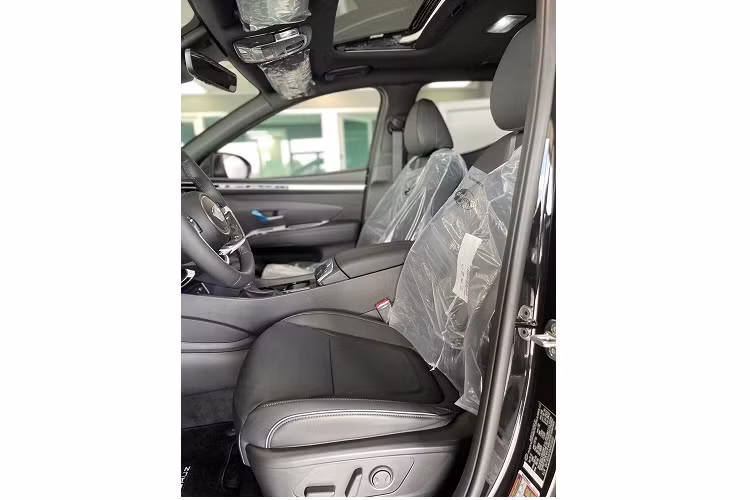 Xe được trang bị hệ thống an toàn tiêu chuẩn như: hỗ trợ tránh va chạm phía trước với tính năng phát hiện người đi bộ, hỗ trợ giữ làn đường và cảnh báo sự chú ý của người lái xe.