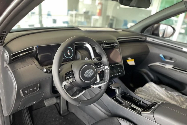 Nội thất Santa Cruz được trang bị tiêu chuẩn với màn hình thông tin giải trí 8 inch hỗ trợ Apple CarPlay và Android Auto. Người mua có thể nâng cấp lên màn hình 10 inch.