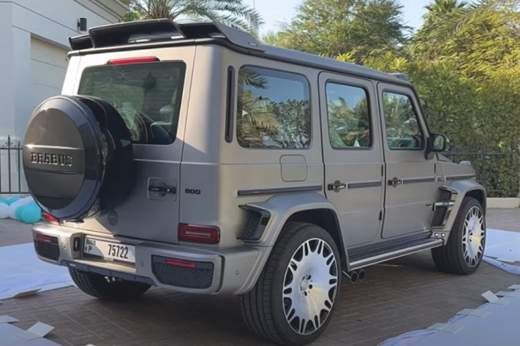 Tuy nhiên, nâng cấp lớn nhất của chiếc xe thực sự nằm ở dưới mui xe với động cơ bi-turbo V8 4.0L cho công suất tối đa 789 mã lực và momen xoắn cực đại 1.000 Nm, cao hơn nhiều so với con số nguyên bản là 577 mã lực và 850 Nm. Mức giá xe Brabus 800 Tiffany Edition hiện chưa đượcn công bố cụ thể.