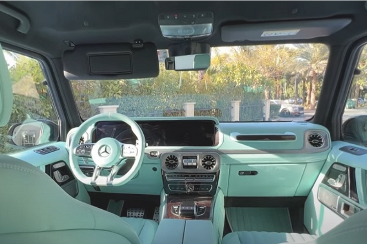 Ngoại thất của chiếc xe được hoàn thiện bằng màu đồng sáng bóng từ CarDip với các điểm nhấn màu xanh Tiffany tương phản.