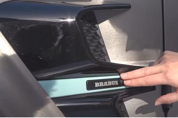 Brabus 800 Tiffany Edition được trang bị bộ mâm Monoblock 23 inch tối ưu khí động học do Brabus sản xuất, với hệ thống ống xả thể thao mới, hệ thống âm thanh hoành tráng, chụp lốp dự phòng bằng sợi carbon, khe hút gió lớn trên mui xe và đèn LED trợ sáng trên nóc xe.