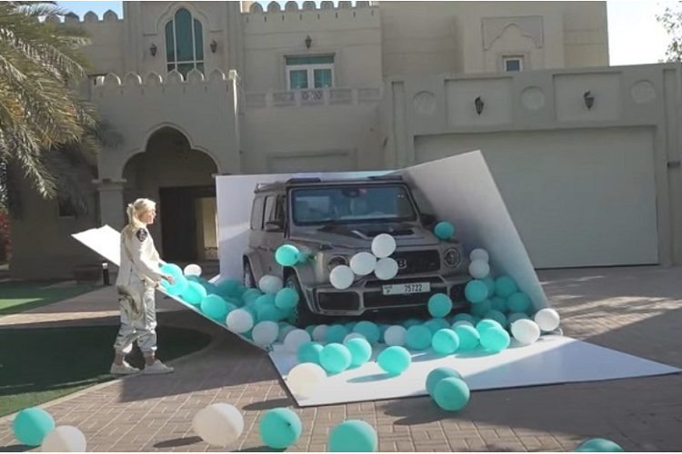 Khoang nội thất cũng sử dụng màu xanh Tiffany tương tự trên ghế ngồi, bảng điều khiển trung tâm và vô lăng. Supercar Blondie chia sẻ rằng Tiffany là màu sắc yêu thích hàng đầu của mình.