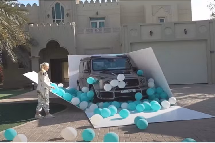 Khoang nội thất cũng sử dụng màu xanh Tiffany tương tự trên ghế ngồi, bảng điều khiển trung tâm và vô lăng. Supercar Blondie chia sẻ rằng Tiffany là màu sắc yêu thích hàng đầu của mình.