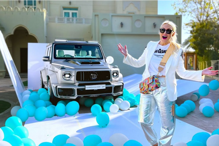 Video nhận bàn giao chiếc Brabus 800 Tiffany của Supercar Blondie đăng tải trên kênh YouTube của mình. Bắt đầu video là hình ảnh cô nàng cầm lái một chiếc Rolls-Royce Wraith màu xám tiến đến gần hộp quà lớn màu xanh lam với dải ruy băng trắng.