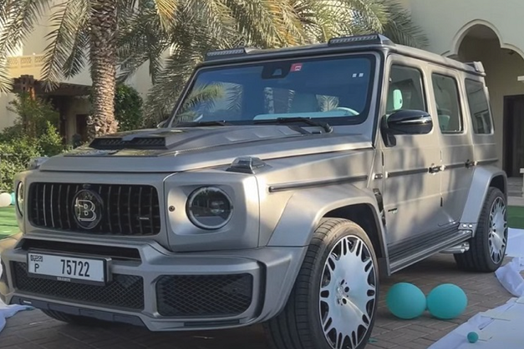 Supercar Blondie chia sẻ rằng cô đã chờ đợi chiếc xe này hơn 6 tháng, nó được tùy chỉnh hoàn toàn theo yêu cầu cá nhân và là chiếc Brabus G-Wagon phiên bản Tiffany đầu tiên trên thế giới.