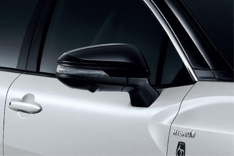 Tiếp đến là chi tiết trang trí màu bạc mới bên trong cụm đèn pha, ốp gương ngoại thất đen bóng và bộ vành hợp kim 18 inch, sơn màu xám mới. Trên chắn bùn trước của xe còn có thêm logo "60th Anniversary" như dấu hiệu nhận biết cho phiên bản đặc biệt.