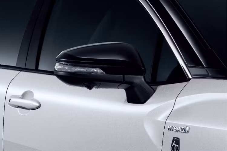 Tiếp đến là chi tiết trang trí màu bạc mới bên trong cụm đèn pha, ốp gương ngoại thất đen bóng và bộ vành hợp kim 18 inch, sơn màu xám mới. Trên chắn bùn trước của xe còn có thêm logo "60th Anniversary" như dấu hiệu nhận biết cho phiên bản đặc biệt.