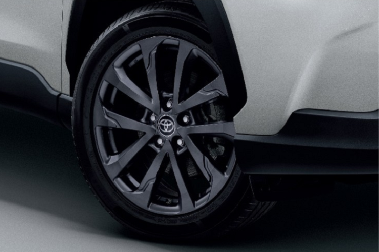 Bên trong Corolla Cross 60th Anniversary, hãng Toyota trang bị ghế được bọc bằng chất liệu mới và phối 2 màu. Tựa đầu ghế được thêu con số "60" lồng vào nhau. Ngoài ra, ghế còn đi kèm chỉ khâu màu xám và đỏ thể thao. Trên mặt cửa cũng xuất hiện chỉ khâu màu đỏ tương tự.