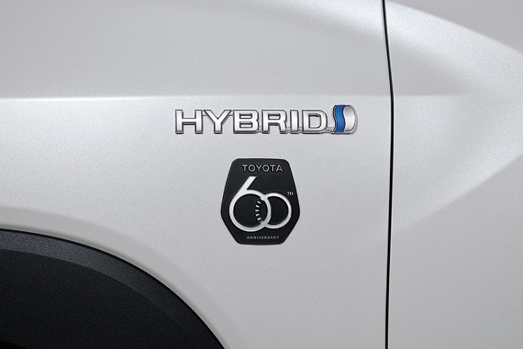 Những trang bị còn lại của Toyota Corolla Cross 60th Anniversary không khác gì bản thường. Xe cũng có ghế lái chỉnh điện 6 hướng, màn hình màu đa thông tin TFT 7 inch trong bảng đồng hồ, màn hình thông tin giải trí dạng cảm ứng 9 inch, hệ thống điều hòa tự động 2 vùng, gương chiếu hậu chống chói, camera 360 độ với hiển thị 3D và cảm biến đá cốp.