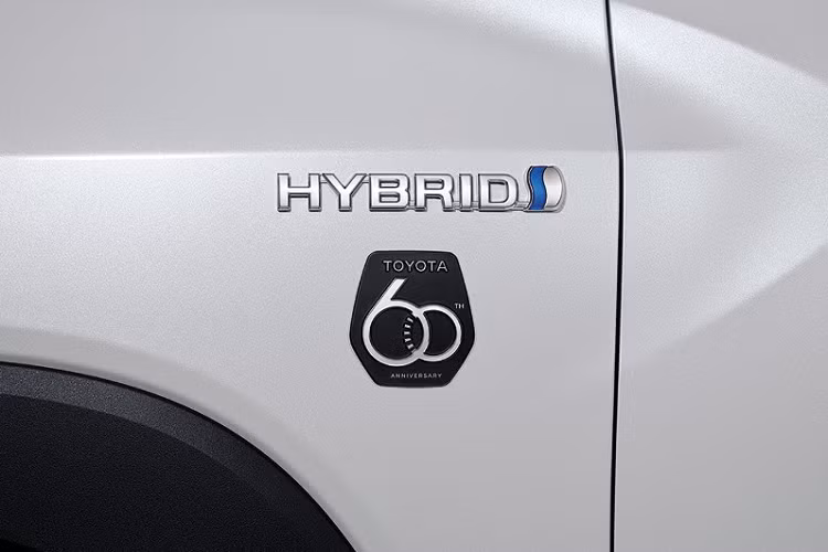 Những trang bị còn lại của Toyota Corolla Cross 60th Anniversary không khác gì bản thường. Xe cũng có ghế lái chỉnh điện 6 hướng, màn hình màu đa thông tin TFT 7 inch trong bảng đồng hồ, màn hình thông tin giải trí dạng cảm ứng 9 inch, hệ thống điều hòa tự động 2 vùng, gương chiếu hậu chống chói, camera 360 độ với hiển thị 3D và cảm biến đá cốp.