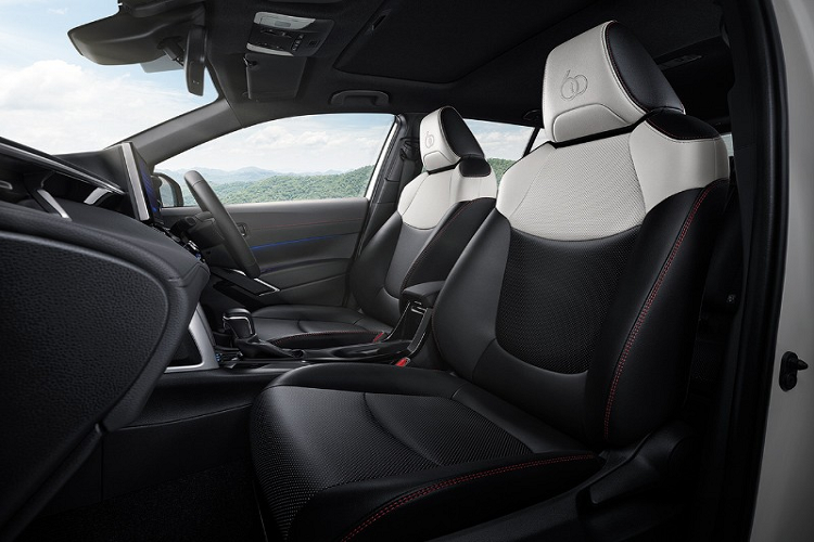 Bên cạnh đó là những trang bị an toàn như hệ thống kiểm soát hành trình ở mọi dải tốc độ, cảnh báo điểm mù, cảnh báo phương tiện cắt ngang khi lùi, hỗ trợ bám làn đường, đèn pha tự động và cảnh báo áp suất lốp.