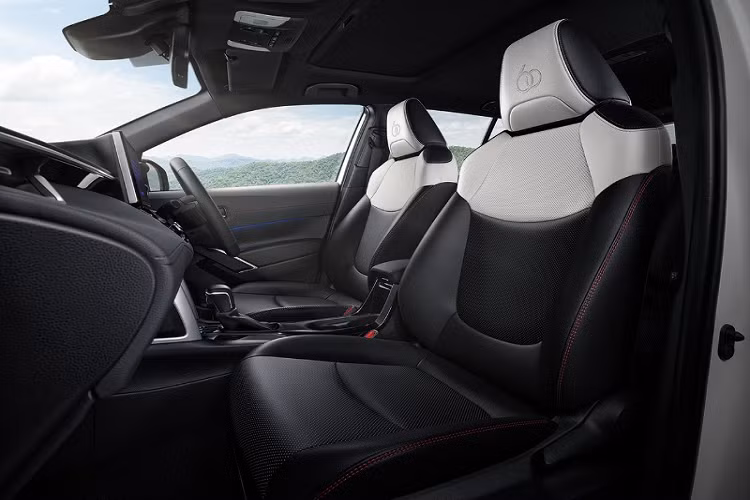 Bên cạnh đó là những trang bị an toàn như hệ thống kiểm soát hành trình ở mọi dải tốc độ, cảnh báo điểm mù, cảnh báo phương tiện cắt ngang khi lùi, hỗ trợ bám làn đường, đèn pha tự động và cảnh báo áp suất lốp.