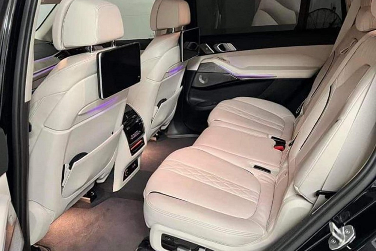 Những hình ảnh do đơn vị chuyên thu mua và bán xe sang ở quận 7, TP HCM chia sẻ cho thấy, chiếc BMW X7 xDrive 40i Pure Excellence mới được Minh Nhựa thanh lý đi chỉ mới lăn bánh khoảng 24.402 km Tức trung bình mỗi tháng, chiếc xe BMW X7 của Minh Nhựa đã lăn bánh khoảng 1.110 km.