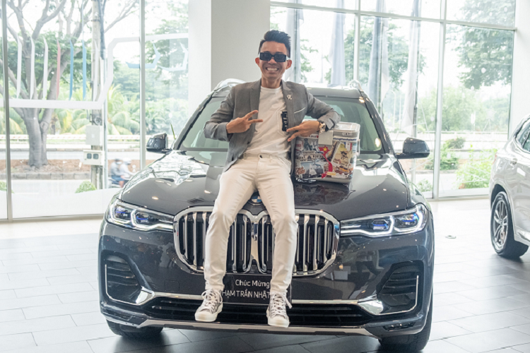 Truyền sức mạnh đến bánh xe là hộp số tự động 8 cấp Steptronic và hệ dẫn động 4 bánh toàn thời gian xDrive. Mẫu hạng sang BMW X7 xDrive 40i Pure Excellence 2020 có thời gian tăng tốc từ vị trí xuất phát lên 100 km/h chỉ khoảng 6,1 giây trước khi đạt vận tốc tối đa 245 km/h.