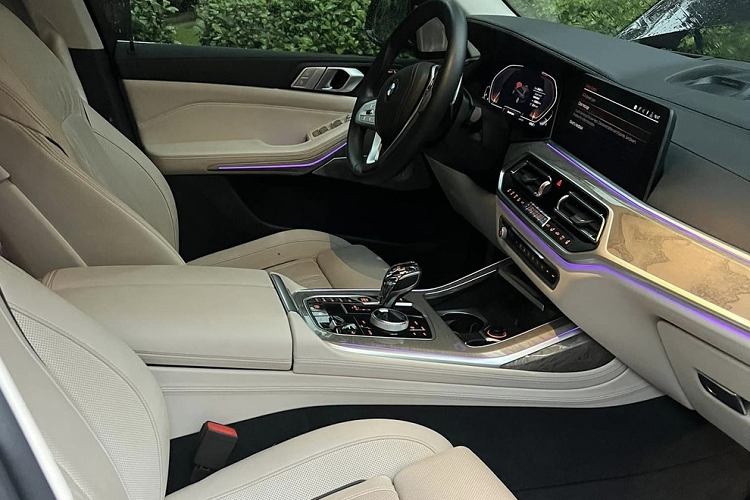 Việc bán đi chiếc SUV hạng sang BMW X7 đã khiến garage hiện tại của chủ xe Pagani Huayra độc nhất Việt Nam chỉ còn đúng một chiếc xe SUV để anh tiện di chuyển đó là Mercedes-AMG G63 Edition One, còn SUV siêu sang Rolls-Royce Cullinan chỉ để làm cảnh vì 2 năm vẫn chưa ra được biển số do trục trặc giấy tờ.