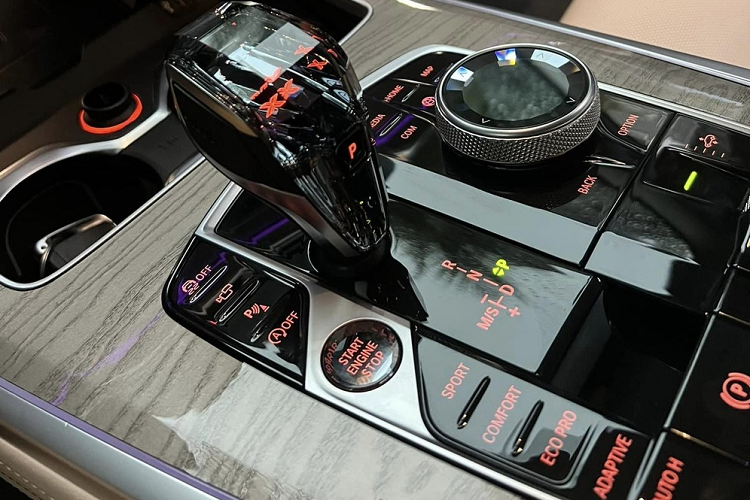 Hiện chưa rõ Minh Nhựa đã bán lại chiếc xe SUV hạng sang BMW X7 xDrive 40i Pure Excellence 2020 với giá ra sao, chỉ biết rằng, tại thời điểm mua về, đại gia này phải chi ra số tiền không dưới 6,7 tỷ đồng cho chiếc xe này, chưa bao gồm chi phí lăn bánh và "lạc" kèm theo, nếu có.