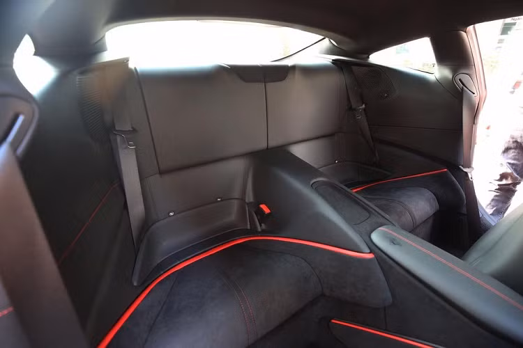 Đây là siêu xe Ferrari thứ 2 lộ diện trong bộ sưu tập xe của đại gia này gần đây. Trước đó là mẫu Ferrari F355 Spider. Ferrari Roma là sản phẩm hoàn toàn mới được hãng xe yêu thích của đại gia Đặng Lê Nguyên Vũ thiết kế ra dành tặng cho các khách hàng muốn có siêu xe 4 chỗ ngồi nào đúng ý nghĩa để vừa trải nghiệm tốc độ, chở đủ gia đình có 2 vợ chồng và con cái và quan trọng hơn là ngoại hình thật sự ấn tượng.