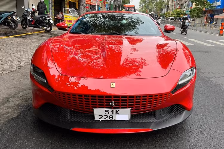 Không quá để biết được danh tính của vị chủ nhân chiếc siêu xe Ferraro Roma này với phong cách bình dị trên chính là ông Đặng Lê Nguyên Vũ, 1 trong những nhà sưu tập xe lớn nhất tại dải đất hình chữ S với hàng trăm mẫu xe đủ chủng loại từ các thương hiệu khác nhau. Như vậy, sau khi bán sạch bộ sưu tập xe Ferrari của mình, đây là lần đầu tiên người ta nhìn thấy đại gia Đặng Lê Nguyên Vũ trực tiếp cầm lái chiếc siêu xe "ngựa chồm". Đây cũng là siêu xe Ferrari thứ 2 lộ diện trong bộ sưu tập xe của đại gia này gần đây. Trước đó là mẫu Ferrari F355 Spider.