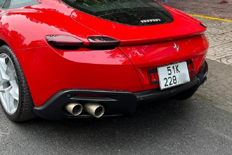 Bên trong khoang lái siêu xe 4 chỗ ngồi Ferrari Roma của ông Đặng Lê Nguyên Vũ có 4 chỗ ngồi với hàng ghế sau chỉ phù hợp cho trẻ em ngồi. Nội thất xe có cụm màn hình giải trí đặt dọc cỡ lớn, phía trước mặt người ngồi ghế phụ được trang bị thêm một màn hình giải trí nhưng là dạng tùy chọn. Điểm thay đổi ấn tượng của xe Ferrari Roma chính là việc nút đề máy dạng cảm hứng.