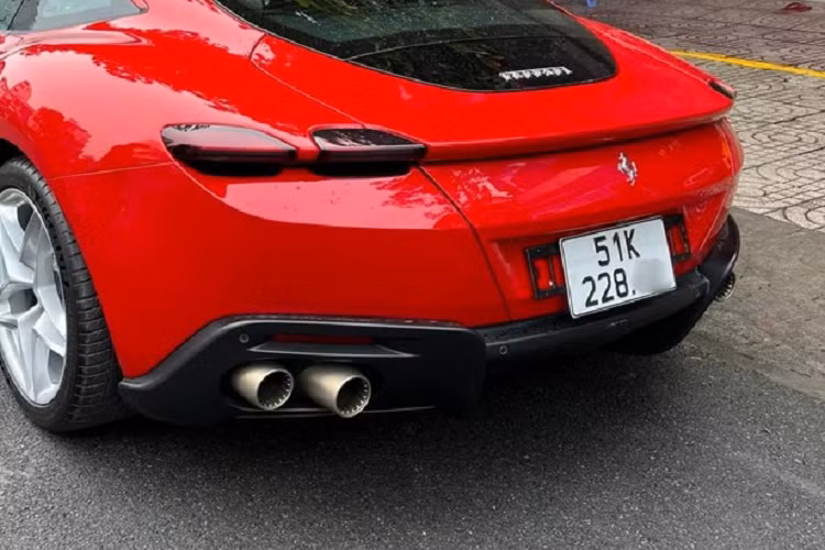 Bên trong khoang lái siêu xe 4 chỗ ngồi Ferrari Roma của ông Đặng Lê Nguyên Vũ có 4 chỗ ngồi với hàng ghế sau chỉ phù hợp cho trẻ em ngồi. Nội thất xe có cụm màn hình giải trí đặt dọc cỡ lớn, phía trước mặt người ngồi ghế phụ được trang bị thêm một màn hình giải trí nhưng là dạng tùy chọn. Điểm thay đổi ấn tượng của xe Ferrari Roma chính là việc nút đề máy dạng cảm hứng.