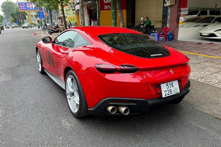 Hãng siêu xe Ferrari trang bị cho chiếc xe 4 chỗ ngồi Roma động cơ V8, tăng áp, dung tích 3.9 lít, tạo ra công suất tối đa 620 mã lực và mô-men xoắn cực đại 760 Nm. Chiếc Coupe 2+2 mới nhất của hãng siêu xe Ferrari được kết nối với hộp số ly hợp kép 8 cấp tương tự như siêu xe Ferrari SF90 Stradale. Những trang bị này cho phép chiếc Coupe Ferrari Roma nặng 1.472 kg có thể tăng tốc từ vị trí xuất phát lên 100 km/h chỉ trong thời gian 3,4 giây. Tốc độ 0-200 km/h, siêu xe Ferrari Roma cần thời gian 9,3 giây, trước khi đạt tốc độ tối đa hơn 320 km/h.