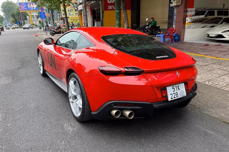 Hãng siêu xe Ferrari trang bị cho chiếc xe 4 chỗ ngồi Roma động cơ V8, tăng áp, dung tích 3.9 lít, tạo ra công suất tối đa 620 mã lực và mô-men xoắn cực đại 760 Nm. Chiếc Coupe 2+2 mới nhất của hãng siêu xe Ferrari được kết nối với hộp số ly hợp kép 8 cấp tương tự như siêu xe Ferrari SF90 Stradale. Những trang bị này cho phép chiếc Coupe Ferrari Roma nặng 1.472 kg có thể tăng tốc từ vị trí xuất phát lên 100 km/h chỉ trong thời gian 3,4 giây. Tốc độ 0-200 km/h, siêu xe Ferrari Roma cần thời gian 9,3 giây, trước khi đạt tốc độ tối đa hơn 320 km/h.