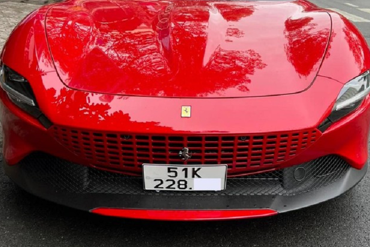 Được biết, chiếc siêu xe Ferrari Roma của Đặng Lê Nguyên Vũ điều khiển vào sáng nay là xe thứ 2 về nước và được nhập khẩu không chính hãng. Khá thú vị là tròn 1 năm về nước cũng như rao bán mãi chẳng thấy người mua, chiếc siêu xe Ferrari Roma mang màu đỏ Rosso Corsa này đã chính thức tìm thấy chủ nhân.