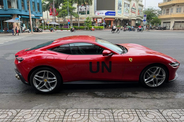 Vào sáng hôm nay, ngày 1/5/2022, trên con đường quen thuộc Trần Phú giao với An Dương Vương, quận 5, TP HCM lại xuất hiện hình ảnh người đàn ông rất giản dị trong bộ đồ trắng, đội mũ vành rộng và khoác khăn quàng ở cổ cùng với điếu xì gà xuất hiện bên cạnh chiếc siêu xe Ferrari Roma màu đỏ Rosso Corsa đã thu hút không ít sự quan tâm của người đi đường.