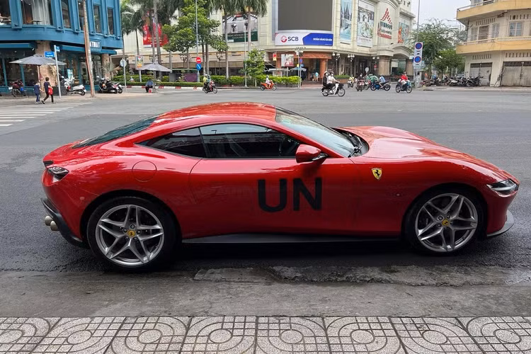 Vào sáng hôm nay, ngày 1/5/2022, trên con đường quen thuộc Trần Phú giao với An Dương Vương, quận 5, TP HCM lại xuất hiện hình ảnh người đàn ông rất giản dị trong bộ đồ trắng, đội mũ vành rộng và khoác khăn quàng ở cổ cùng với điếu xì gà xuất hiện bên cạnh chiếc siêu xe Ferrari Roma màu đỏ Rosso Corsa đã thu hút không ít sự quan tâm của người đi đường.