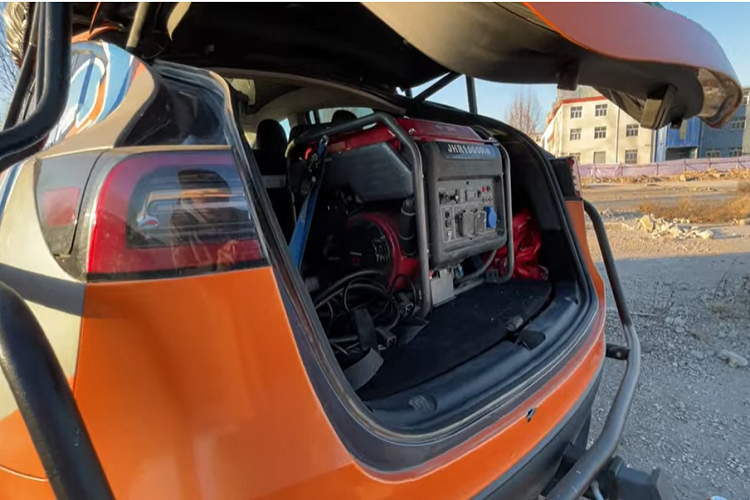 Bên cạnh đó, đội ngũ độ dường như cũng tự tạo nên các tấm chắn bùn mới cho chiếc xe này. Nhờ những sự thay đổi này, chiếc Model Y giờ đây trông giống như một chiếc bán tải được nâng cao khung gầm.