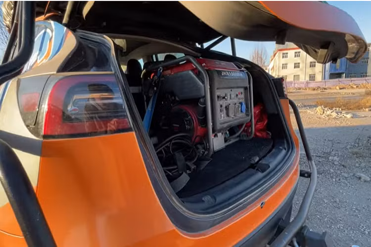 Bên cạnh đó, đội ngũ độ dường như cũng tự tạo nên các tấm chắn bùn mới cho chiếc xe này. Nhờ những sự thay đổi này, chiếc Model Y giờ đây trông giống như một chiếc bán tải được nâng cao khung gầm.