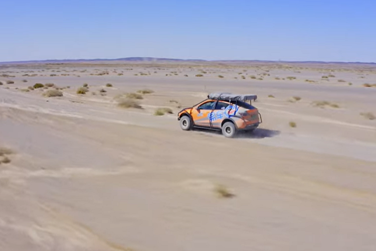 Nếu bộ lốp lớn và hệ thống treo nâng cao là chưa đủ để nói lên khả năng off-road, Bitauto Garage cũng đã lắp đặt một bộ khung ngoại thất để bảo vệ xe khỏi bị đá văng và thậm chí trường hợp lật xe.