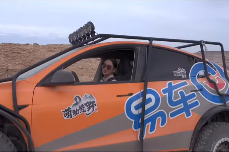 Những bộ phận tiếp theo mà họ tập trung xử lý lại là bộ la-zăng và lốp xe - họ trang bị cho chiếc xe một bộ lốp General MT5 32 inch hết sức phù hợp với hệ thống treo đã được sửa đổi.