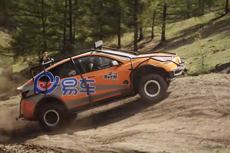 Với mục tiêu tạo nên một phương tiện có khả năng đi địa hình và vượt sa mạc, Bitauto Garage đã thiết kế một hệ thống treo hoàn toàn mới cho chiếc Tesla Model Y chạy điện này và họ thậm chí còn tự chế tạo các tay điều khiển trên và dưới của riêng mình.