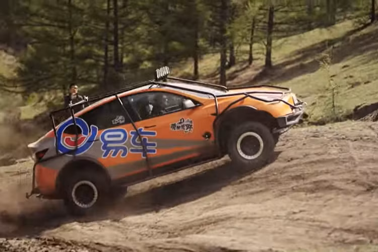 Với mục tiêu tạo nên một phương tiện có khả năng đi địa hình và vượt sa mạc, Bitauto Garage đã thiết kế một hệ thống treo hoàn toàn mới cho chiếc Tesla Model Y chạy điện này và họ thậm chí còn tự chế tạo các tay điều khiển trên và dưới của riêng mình.