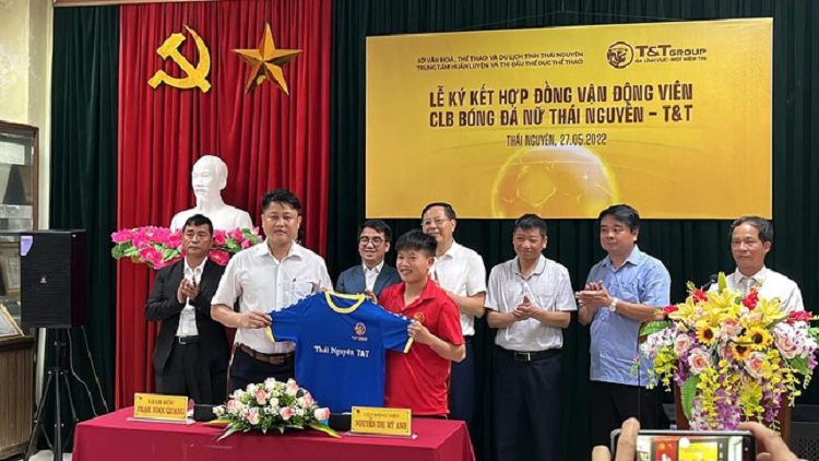 Lan dau tien trong lich su nu cau thu Viet Nam duoc nhan tien lot tay