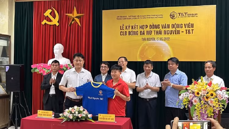 Lan dau tien trong lich su nu cau thu Viet Nam duoc nhan tien lot tay