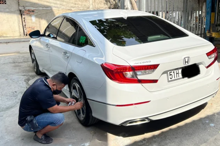 Ở chiều ngược lại, Toyota Camry luôn là lựa chọn của số đông, đặc biệt là khách hàng trung niên. Camry mang nhiều ưu điểm ở tên tuổi và thương hiệu, “dễ mua dễ bán” đồng thời rất giữ giá.