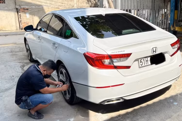 Ở chiều ngược lại, Toyota Camry luôn là lựa chọn của số đông, đặc biệt là khách hàng trung niên. Camry mang nhiều ưu điểm ở tên tuổi và thương hiệu, “dễ mua dễ bán” đồng thời rất giữ giá.