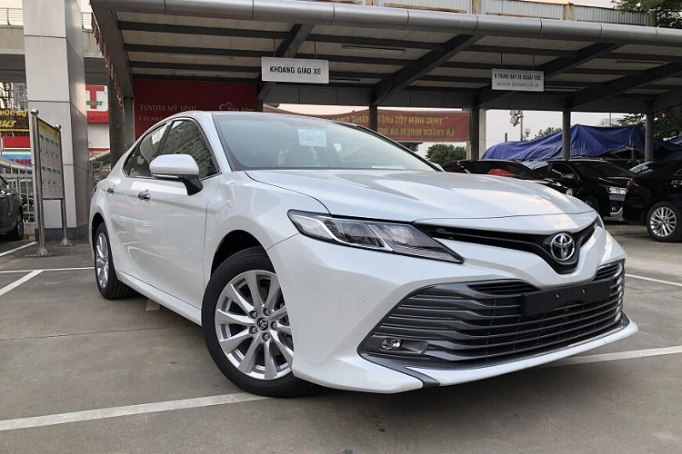 Trên thực tế, mặc dù Honda Accord và Camry cùng đứng chung một phân khúc, tuy nhiên đối tượng khách hàng của Accord và Camry hoàn toàn khác nhau. Trong đó, Honda Accord luôn là lựa chọn hàng đầu của những khách Việt có cảm tình với thương hiệu Honda, thích trải nghiệm cầm lái, thường xuyên ngồi sau vô lăng thay vì hàng ghế ông chủ.