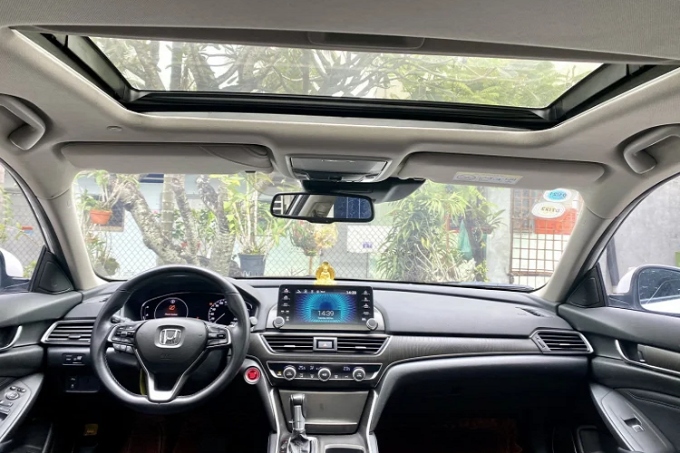 Ở thời điểm mua mới hồi năm ngoái, giá xe Honda Accord có mức bán ra từ 1,319 – 1,329 tỷ đồng, cao hơn từ 94 – 290 triệu đồng so với Toyota Camry (bản trước facelift). Xét về tiêu chí giá bán, mức chênh lệch giá bán giữa Camry và Accord khá cao, nên số đông ít lựa chọn Accord.